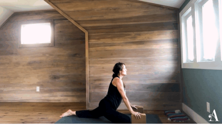 Balancing , Hip-Focused Power Flow with Kelly McLellan